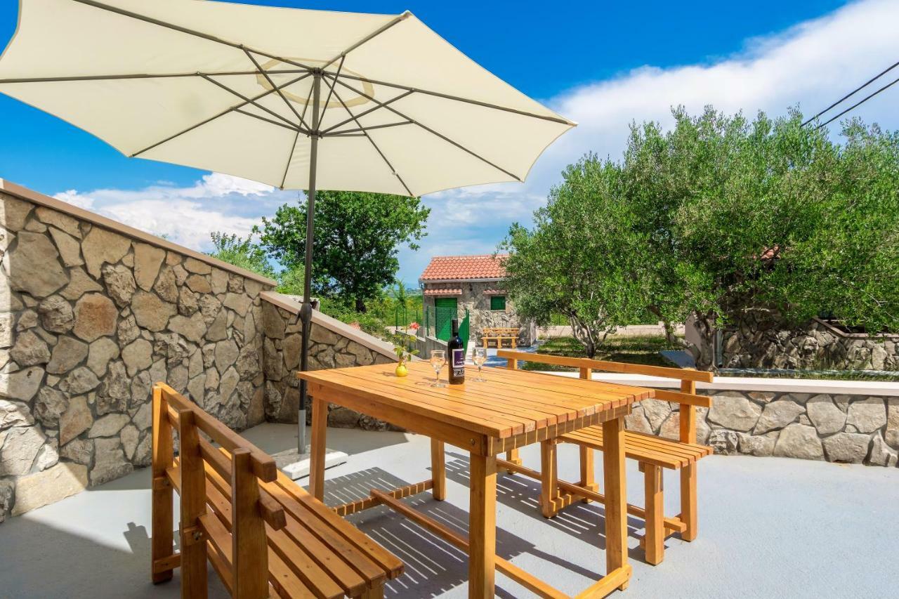 Vacation House Maslina Rupalj Екстер'єр фото