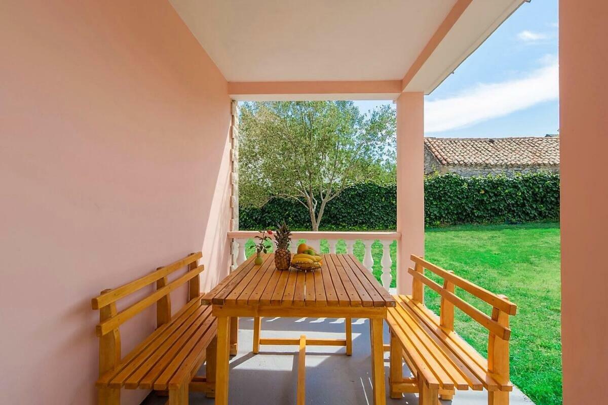 Vacation House Maslina Rupalj Екстер'єр фото