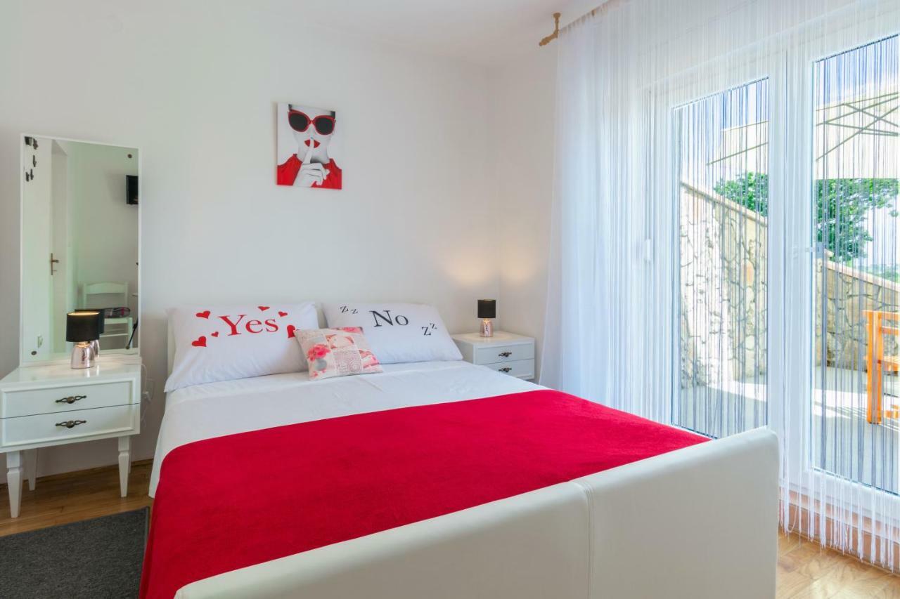 Vacation House Maslina Rupalj Екстер'єр фото
