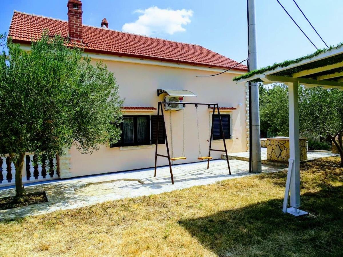 Vacation House Maslina Rupalj Екстер'єр фото